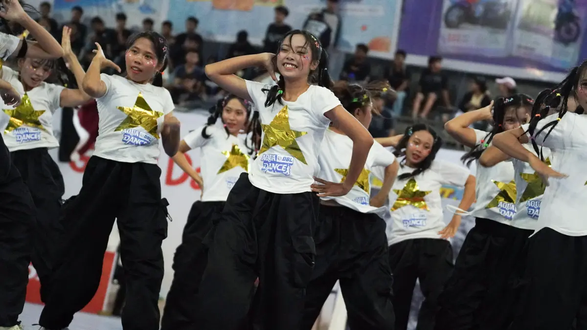 Salah satu tim dance tampil di panggung AQUA DBL Dance 2026 West Nusa Tenggara. (DBL INDONESIA)