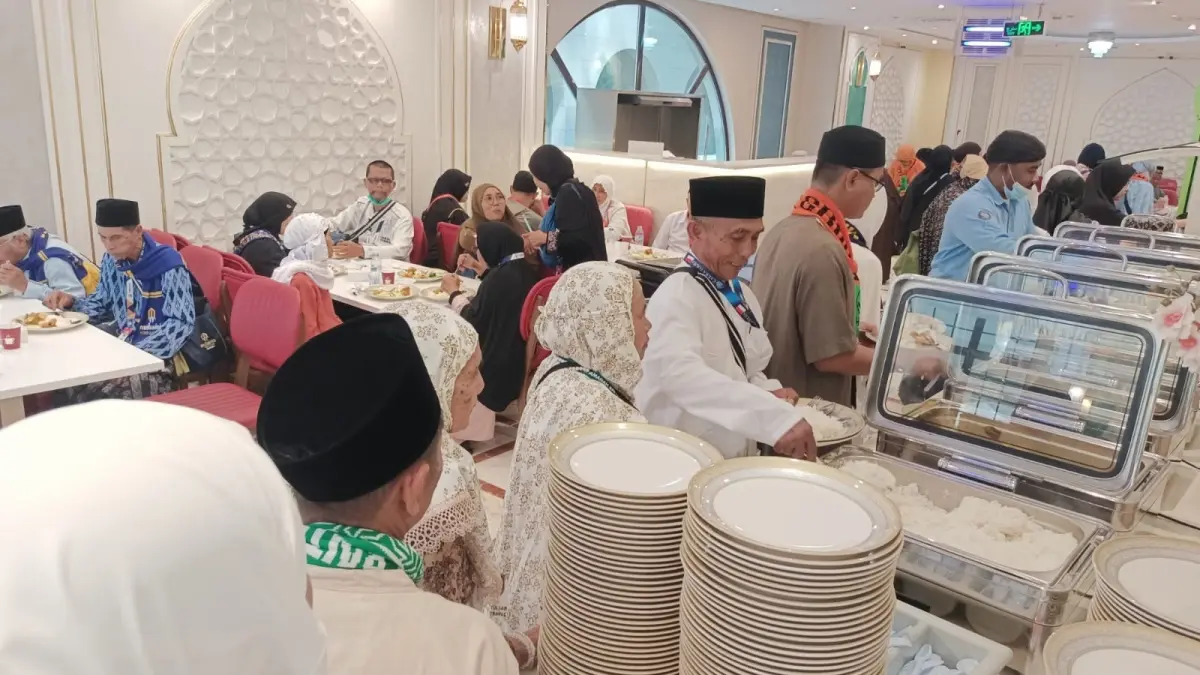 SELERA INDONESIA: Suasana makan secara prasmanan di restoran Hotel Sanabel yang melayani Jamaah Muhsinin Tour and Travel di Madinah.