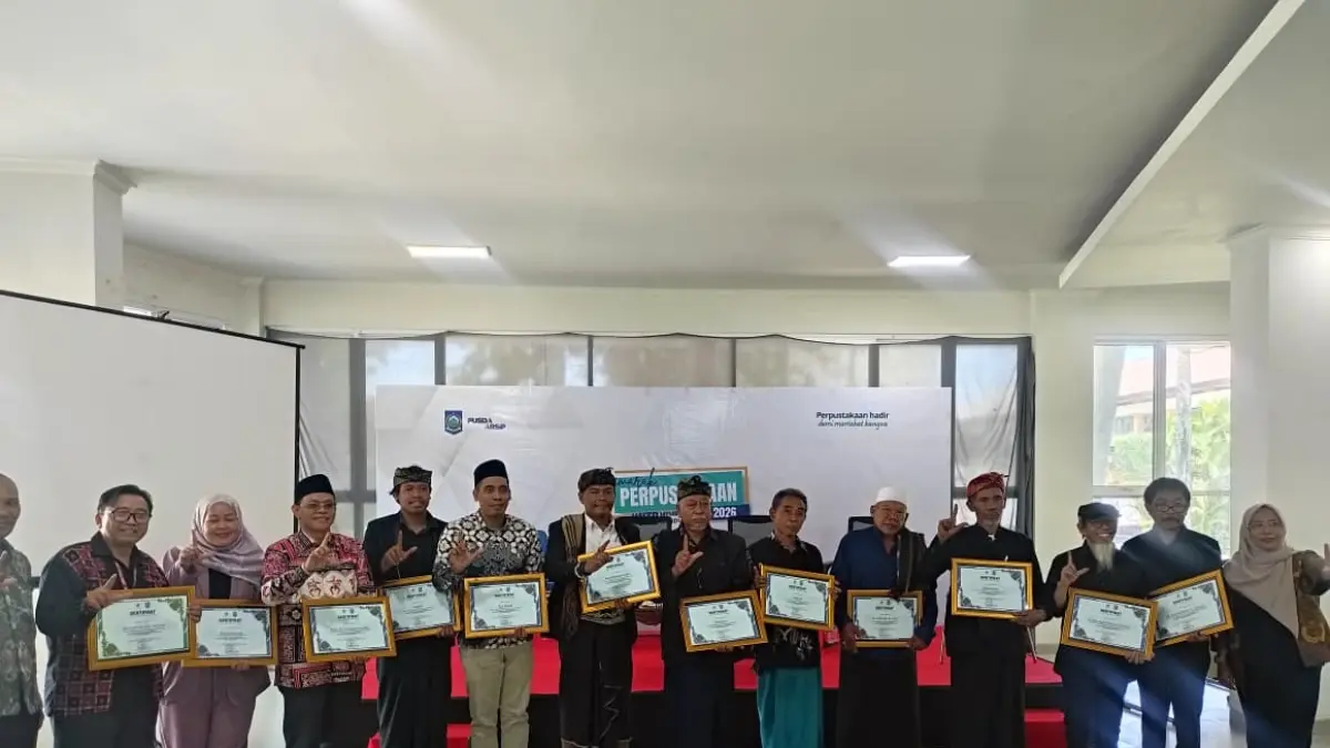 WARISAN LELUHUR: Penyerahan sertifikat kepemilikan kepada 11 pendaftar naskah kuno dalam Sosialisasi Identifikasi dan Pendaftaran Naskah Kuno di Gedung Pelayanan Perpustakaan NTB, Kamis (3/9).