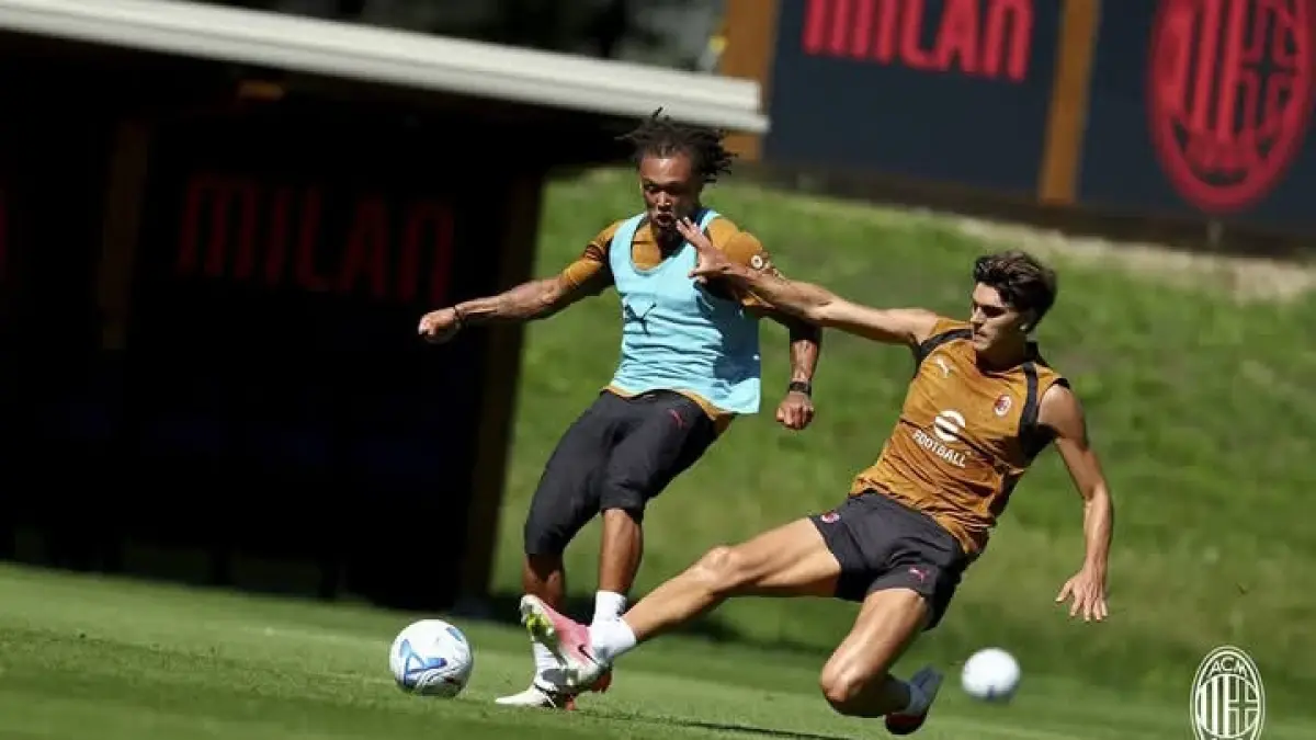 ADU FISIK: Diego Moreira berebut bola dengan Davide Bartesaghi, dalam sesi latihan AC Milan. (Istimewa) 