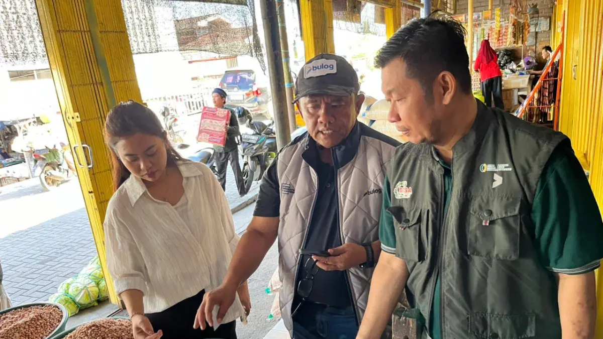 BULOG NTB Pastikan Stok Beras Aman Jelang Maulid, Pantau Pasar Renteng Lombok Tengah, Sabtu (5/9).