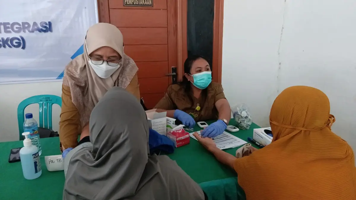CEK KESEHATAN: Warga Karang Bayan saat melakukan cek kesehatan, beberapa hari lalu. (NURUL/LOMBOK POST)