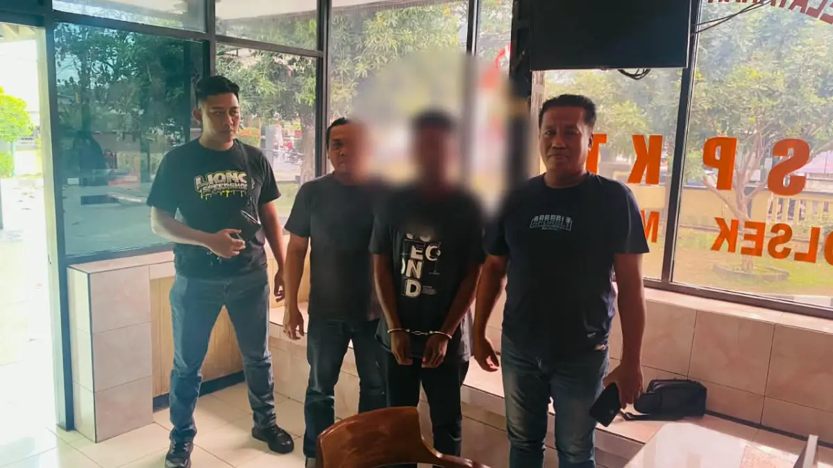 DITANGKAP: Anggota Polsek Mataram menyerahkan DPO Curanmor beinisial SR ke penyidik Satreskrim Polres Sumbawa Barat, Jumat (4/9). (HARLI/LOMBOK POST)