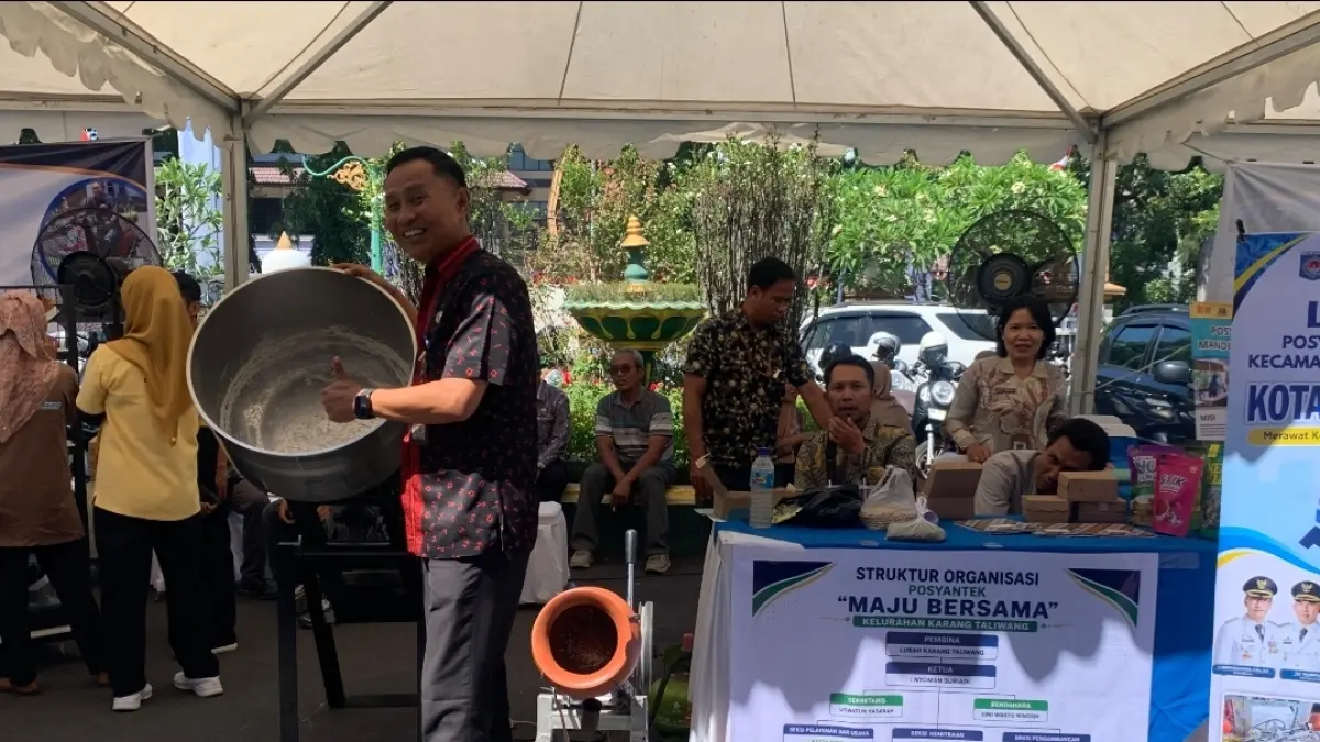 Kepala Brida Kota Mataram I Nyoman Suwandiasa meninjau stand pameran Posyantek Kelurahan Karang Taliwang,