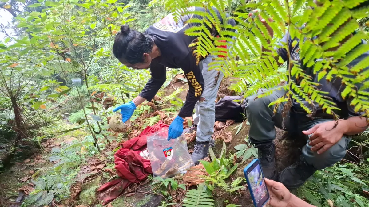 OLAH TKP: Tim melakukan identifikasi tulang manusia di Bukit Argapura, Lingsar, Lombok Barat (Lobar), Rabu (2/9) lalu. (Polsek Lingsar For Lombok Post)