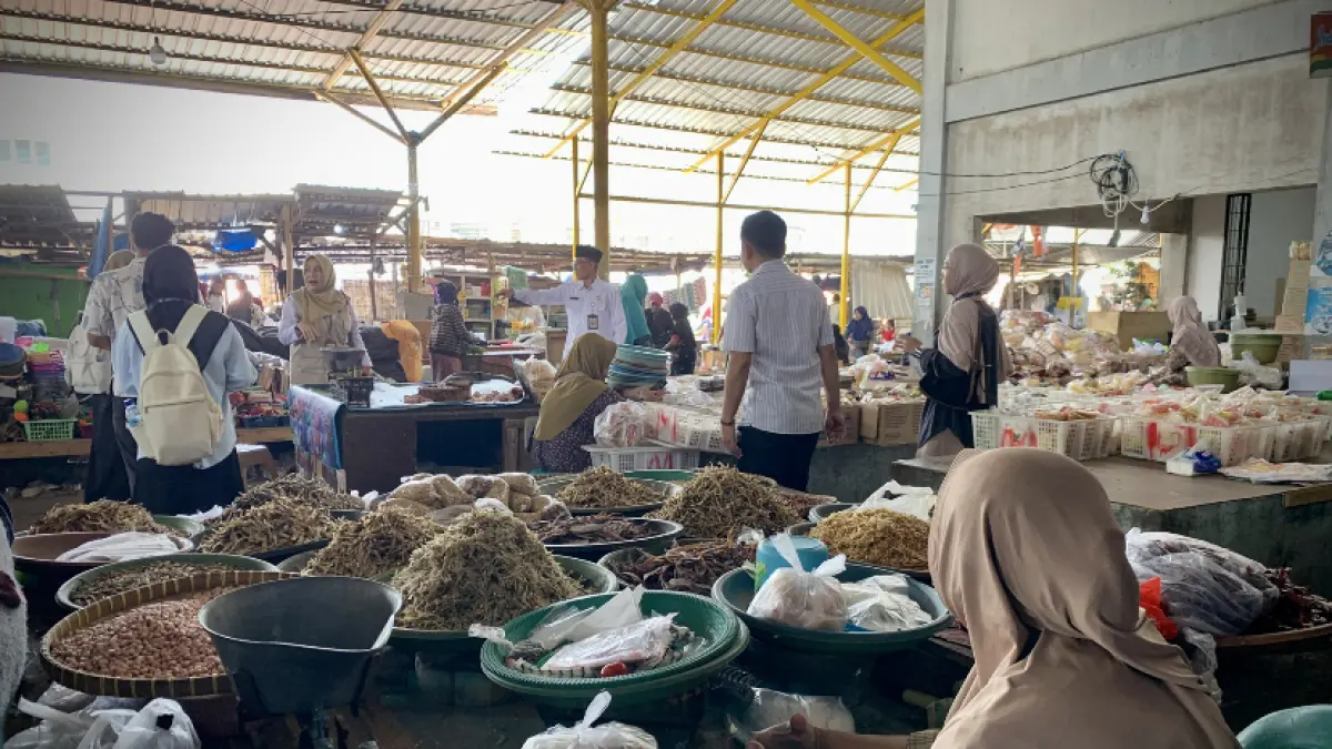 Pedagang di Pasar Kebon Roek