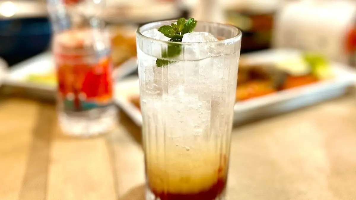 PENUH SENSASI: Penampakan Berry Chic, mocktail dengan sensasi manis, asam dan menyegarkan ala D’KANTIN. (FERIAL/LOMBOK POST)