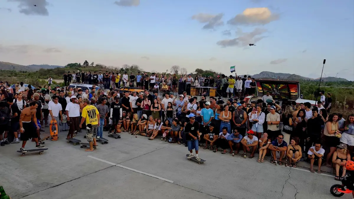  Ratusan wisatawan mancanegara tumpah ruah menyaksikan atraksi papan seluncur Lombok Surfskate Meet Up di kawasan bagian timur KEK Mandalika, Desa Kuta, Pujut, Lombok Tengah, Rabu (2/9). 