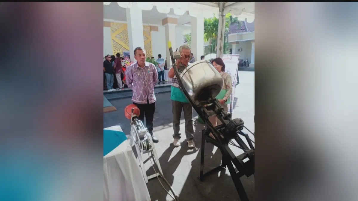 Alat sangrai rakitan warga Karang Taliwang dirancang membantu masyarakat mengolah kacang-kacangan hingga kopi dengan lebih praktis dipamerkan di arena Inovasi Daerah.