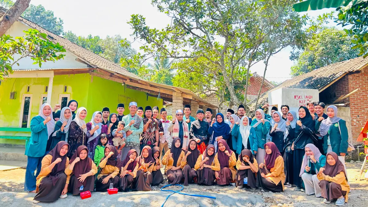 Atasi krisis sampah Aik Bukaq, Mahasiswa B3KL IAIQH bangun Incinerator di Ponpes Almansyurati, Lombok Tengah, Sabtu (5/9). 
