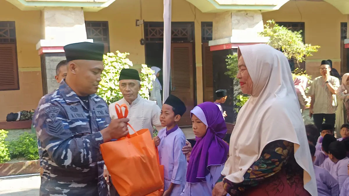 BAKTI SOSIAL: Para murid SDN 3 Mataram menerima sembako pada peringtatan HUT ke-108 sekolah, Jumat (4/9).

