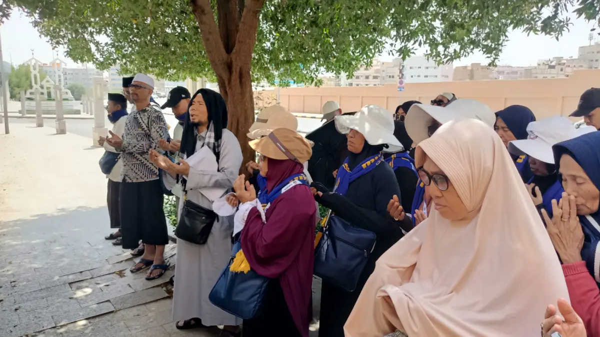 BERDOA  : Jamaah Umrah Muhsinin Tour and Travel berdoa Bersama di luar pagar Makam Abdullah Ibnu Abbas di Kota Thaif, Arab Saudi beberapa waktu lalu. (Zulhakim/LombokPost)