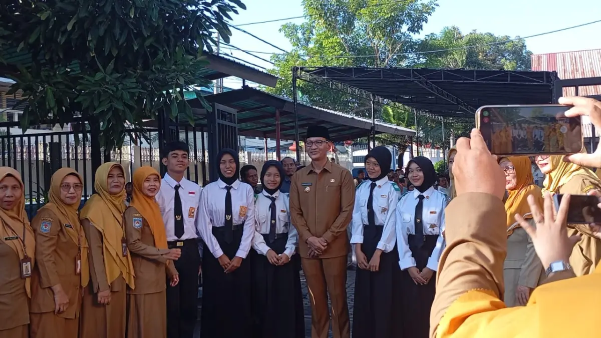 FOTO BERSAMA: Wali Kota Mataram Mohan Roliskana foto bersama pengurus OSIS SMPN 3 Mataram usai apel pada hari pertama masuk sekolah, belum lama ini.