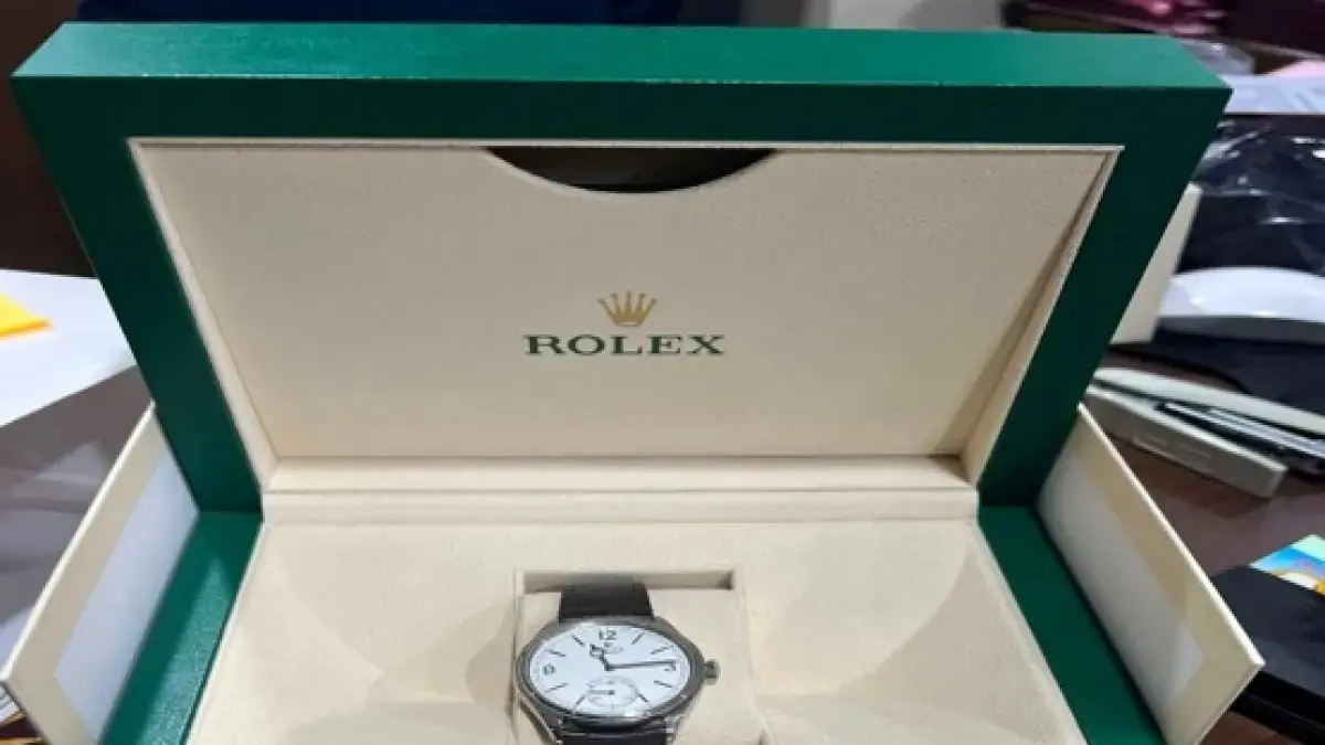 Jam tangan kelas Rolex model 52509 serial &nbsp;1J1R8052 yang nilainya ditaksir mencapai Rp 300 juta menjadi salah satu barang yang disita dari eks kepala BGN Dadan Hindayana. (Kejagung)