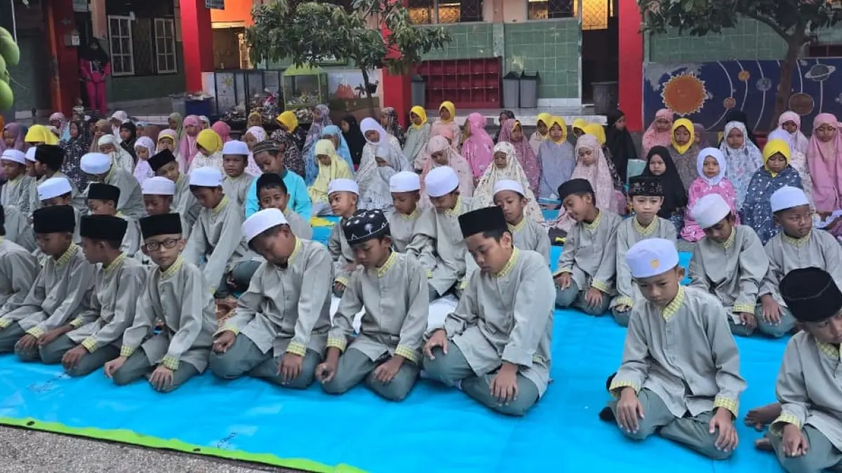 KARAKTER ISLAMI: Siswa SDN 13 Mataram saat melaksanakan salat duha di halaman sekolah setempat, belum lama ini.
