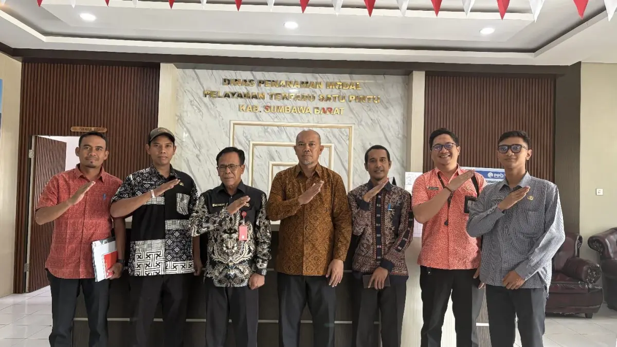 Kepala Dinas Perkim M Novrizal Zain Syah didampingi Kepala DPMPTSP KSB Noto Karyono foto bersama usai rapat koordinasi, Jumat (4/9).&nbsp;