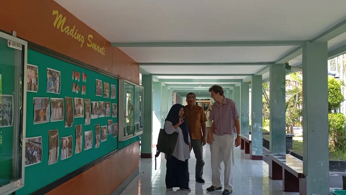 MEMBAUR: Maxmillian Joas, mahasiswa JMU, Jerman bersama guru SMAN 3 Mataram usai memperkenalkan diri kepada siswa di ruang kelas, Jumat (4/9).