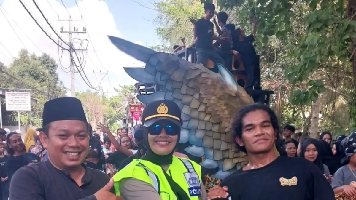 Meriahkan Maulid Nabi, Polsek Lingsar Kawal Arak-Arakan Praje Desa Peteluan Indah Selama Dua Hari.