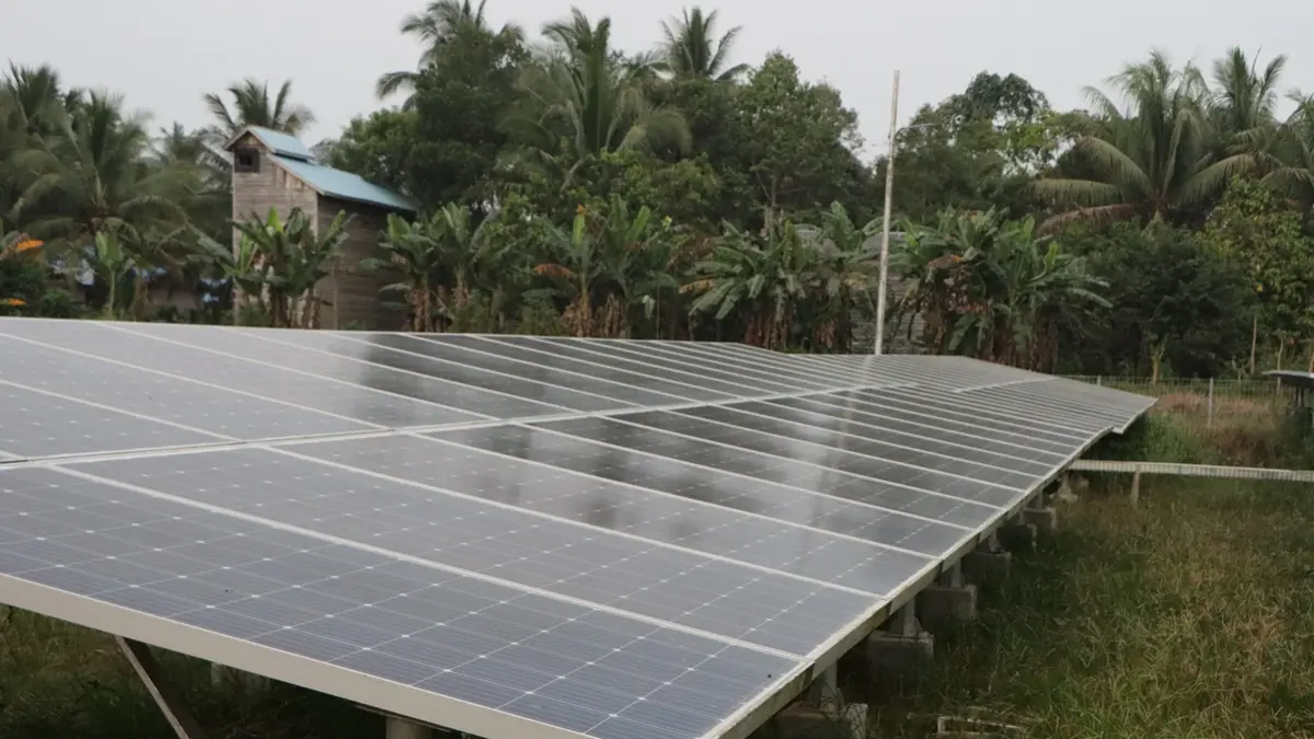 Pembangkit Listrik Tenaga Surya (PLTS) 87 kWp di Desa Menamang Kanan sebagai pengganti pemasok utama listrik desa sejak tahun 2022. (dok. IESR)