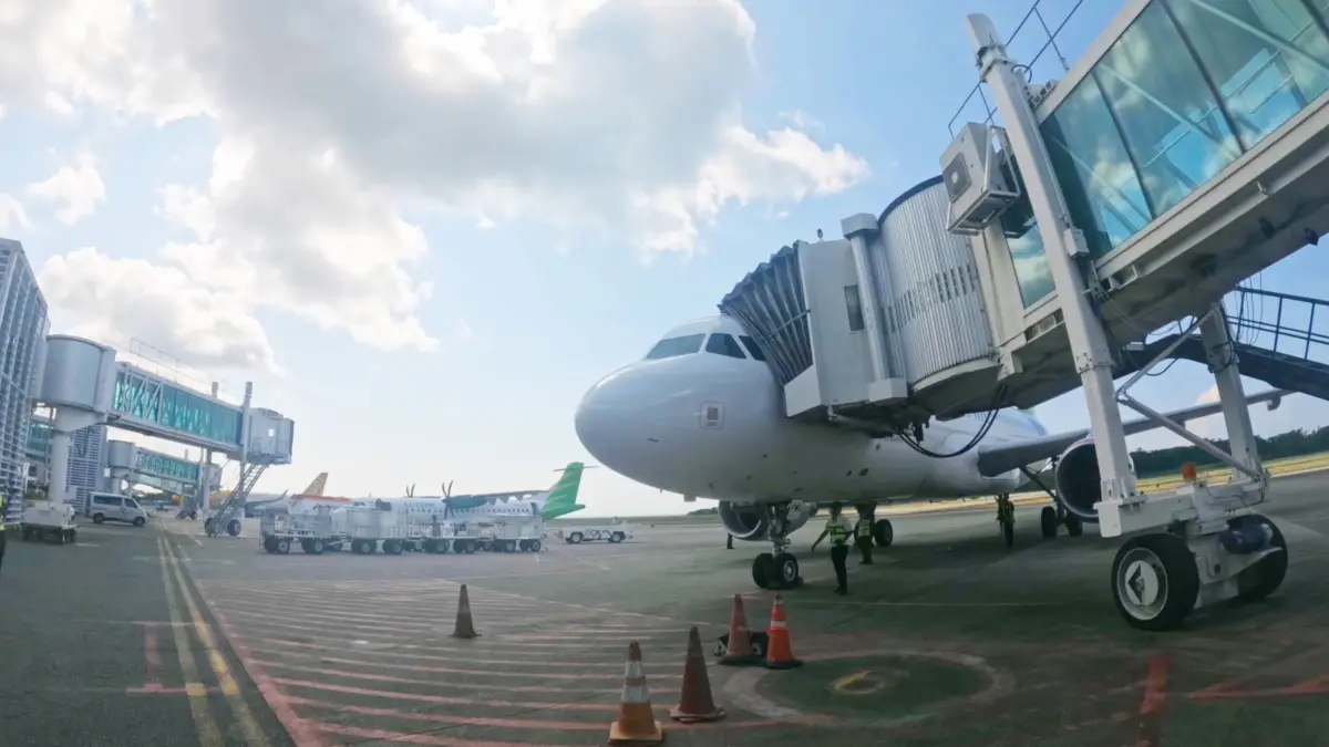 pesawat komersial sedang terhubung dengan garbarata (jetbridge), yaitu lorong terhubung yang digunakan penumpang untuk masuk atau keluar pesawat secara langsung dari terminal. (IST/LOMBOK POST)