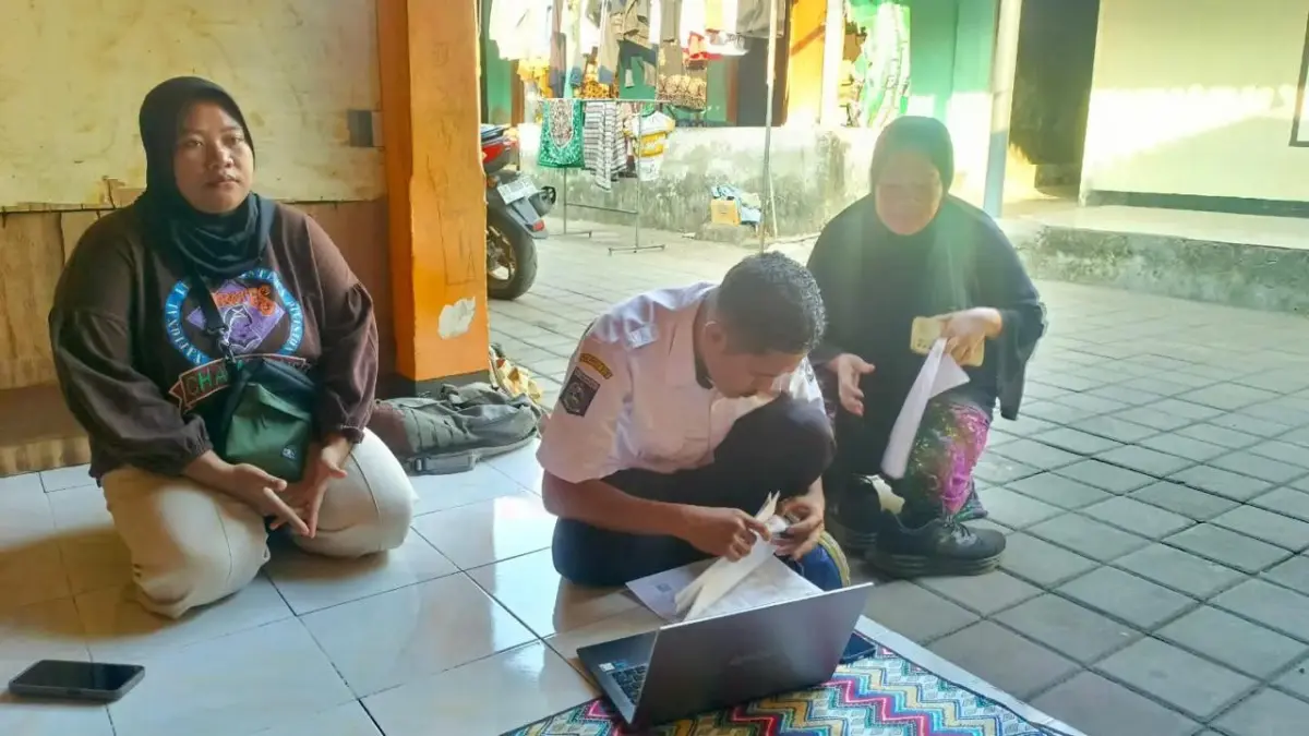 Petugas Perlinsos saat melakukan pendataan warga secara digital di kelurahan Mandalika, beberapa waktu lalu.