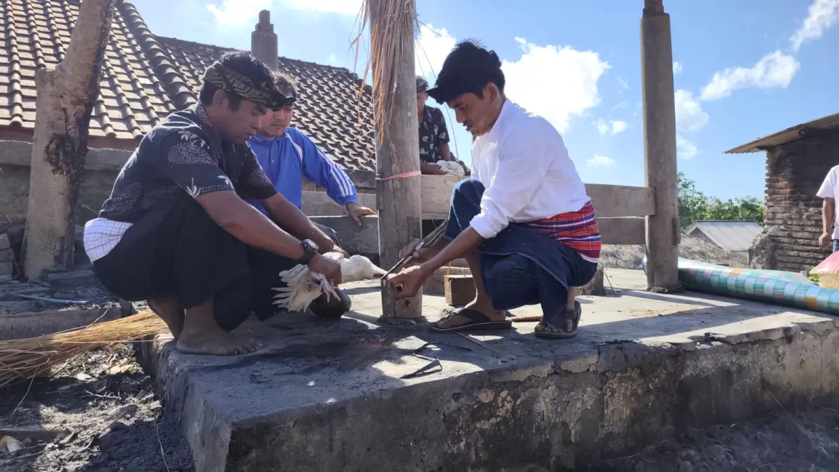 PULIH LEBIH CEPAT: Prosesi Nyemulak atau tanjek teken menandai dimulainya tahapan pemulihan Desa Adat Sade, Lombok Tengah, Kamis (3/9). (DEWI/LOMBOK POST)