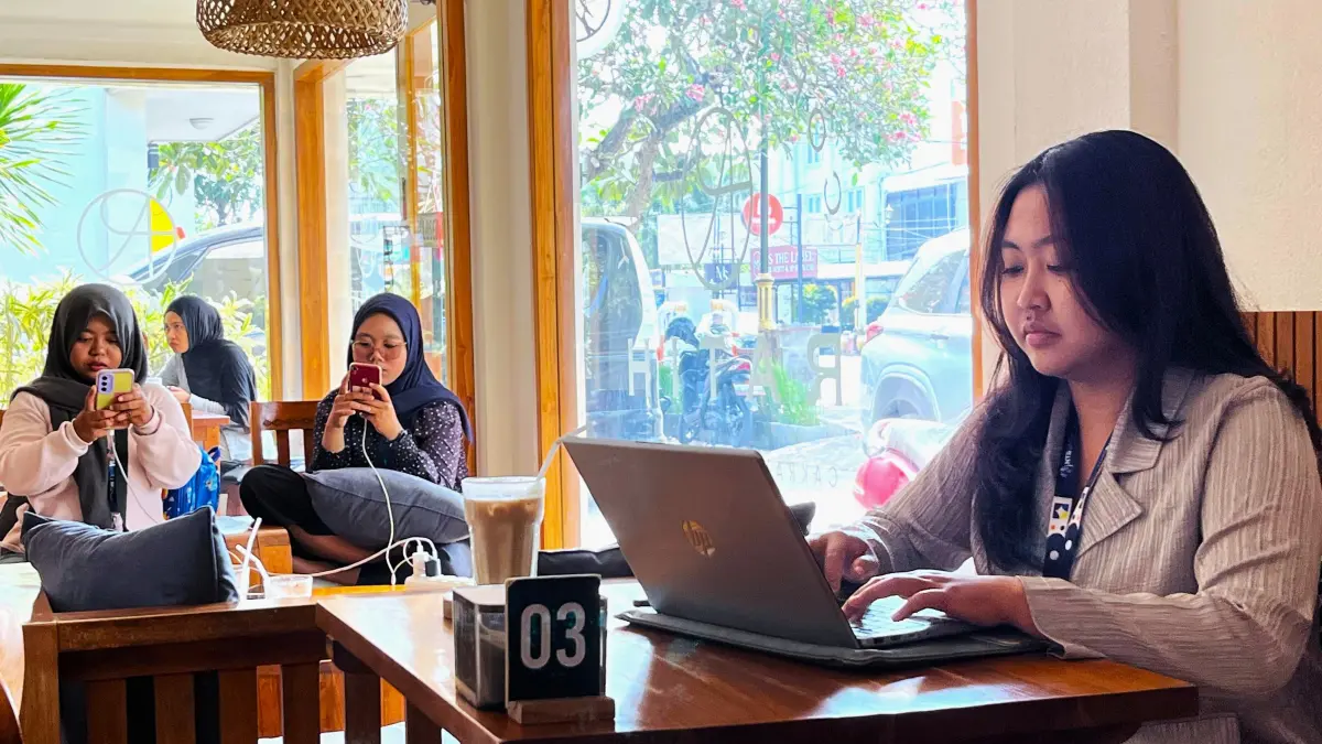 RUANG KERJA KREATIF: Para pengunjung yang tengah melakukan work from cafe (WFC) di Ratih Coffee &  Eatery, di Mataram. (FERIAL/LOMBOK POST)