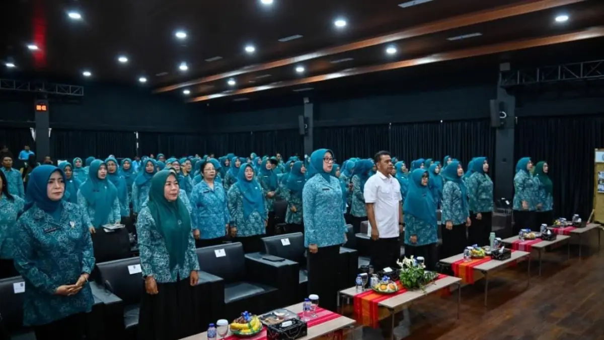 EDUKASI KELUARGA — Kasatgaswil NTB Densus 88 AT Polri KBP Lili Warli, S.I.K., M.H., saat memberikan materi tentang upaya melindungi keluarga dari paparan paham radikalisme dan ekstremisme berbasis kekerasan dalam Rakerda TP-PKK Provinsi NTB di Aula PT Bank NTB Syariah, Dasan Agung, Mataram, Jumat (4/9). 