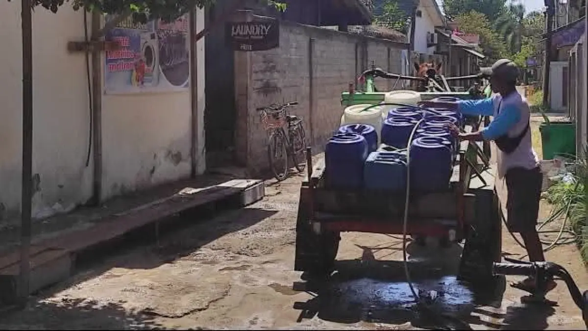 Salah seorang warga sedang mengisi air di Gili Trawangan, Lombok Utara, Minggu (6/9). (Dok Pemprov NTB)