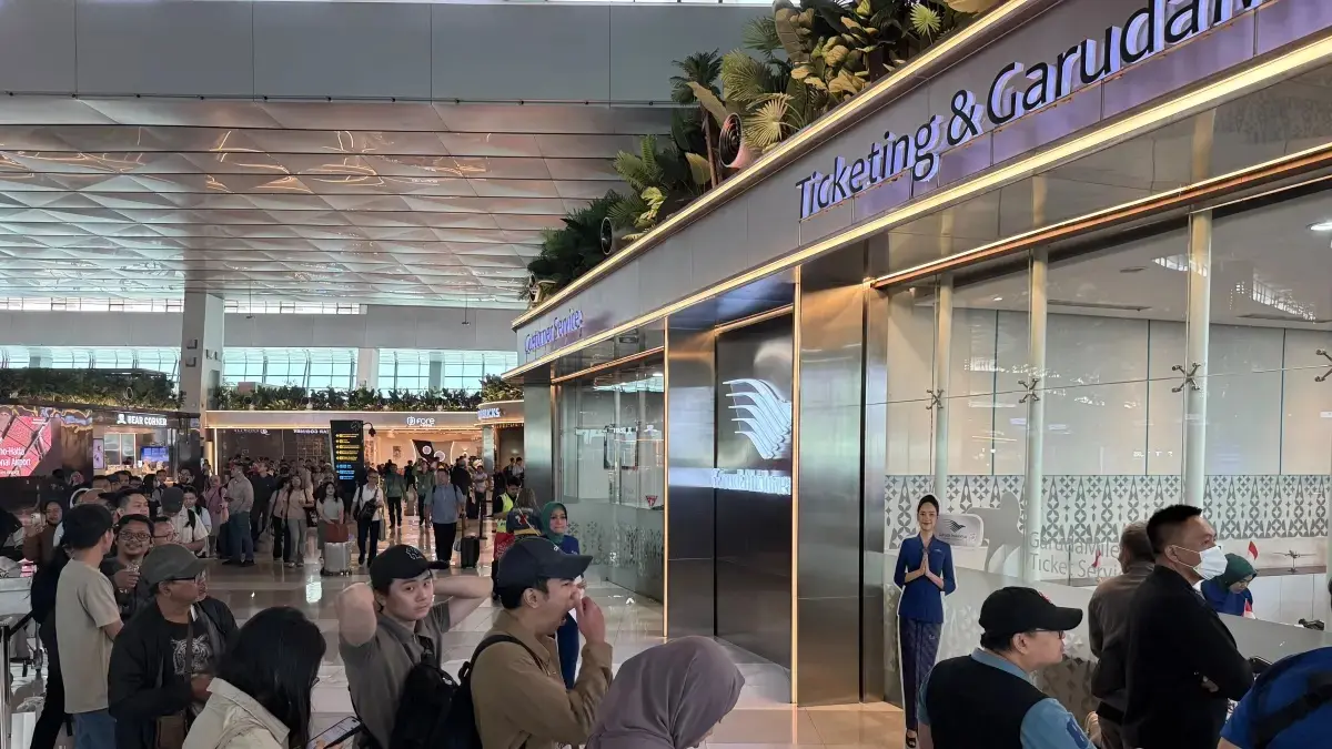 Sejumlah penumpang melakukan refund tiket setelah ditutupnya oprasional penerbangan di Terminal 3, Bandara Soekarno-Hatta, Tangerang, Minggu (06/09/2026). (Hanung Hambara/ Jawa Pos)