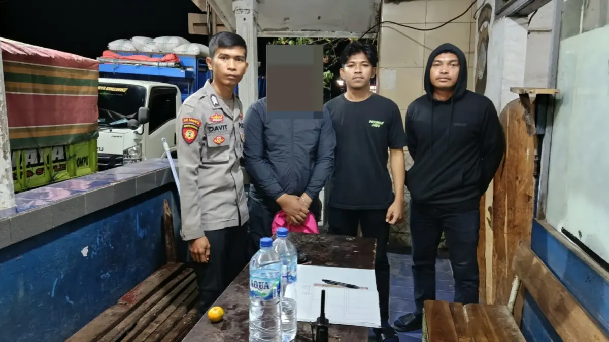 Tersangka AP ditangkap saat hendak menyeberang dari Pelabuhan Poto Tano, KSB, menuju Pelabuhan Kayangan, Lombok Timur, Sabtu (5/9).