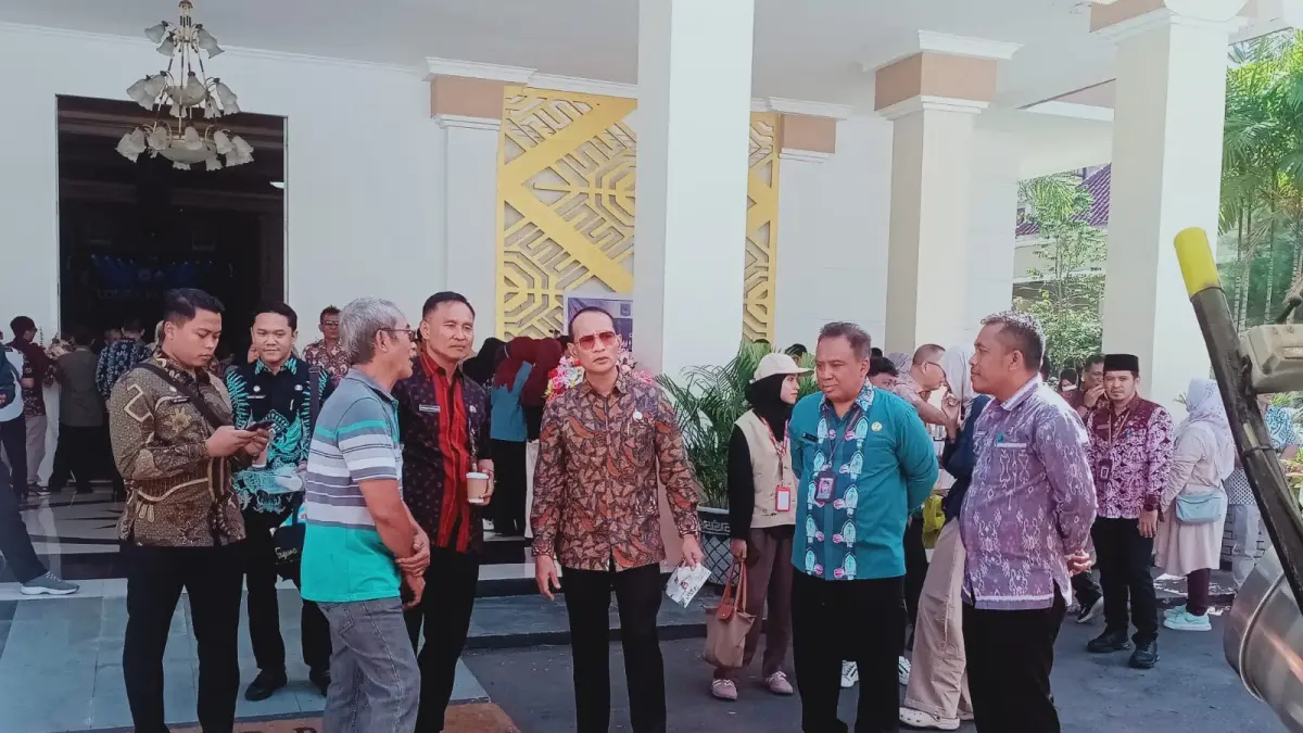 Wali Kota Mataram Mohan Roliskana meninjau langsung berbagai karya yang dipamerkan dalam inovda Kota Mataram.