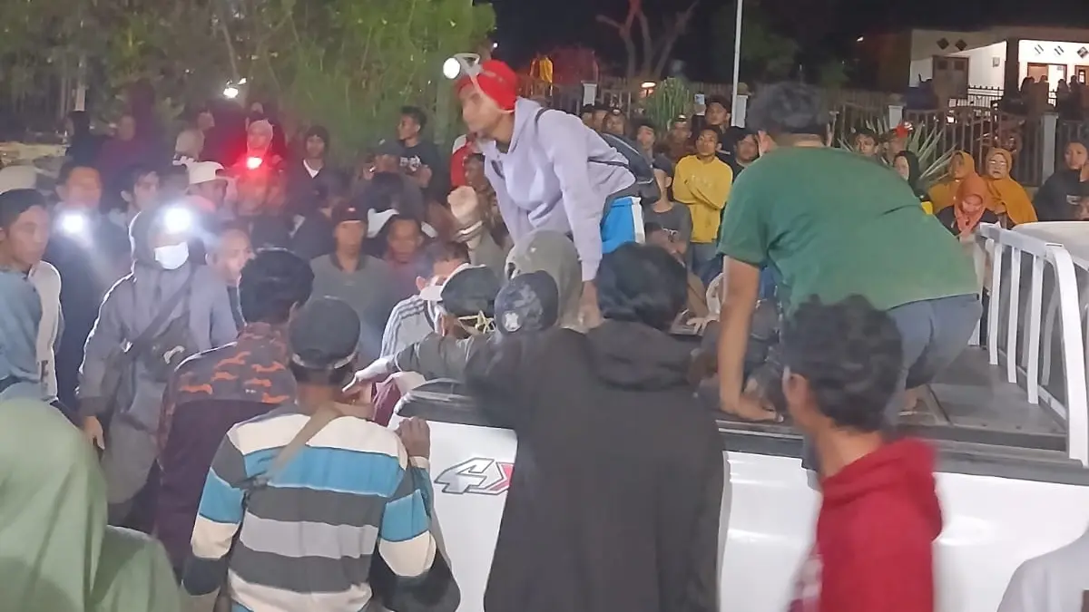 Warga dan petugas bersama-sama melakukan proses evakuasi korban bencana tanah longsor, di kawasan tambang rakyat Desa Lantung, Kecamatan Lantung, Kabupaten Sumbawa, NTB, Sabtu (5/9) malam. (IST/LOMBOK POST)
