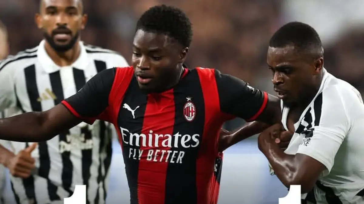 ADU KUAT: Winger kiri AC Milan Alphadjo Cisse berduel dengan pemain Juventus. (Istimewa) 