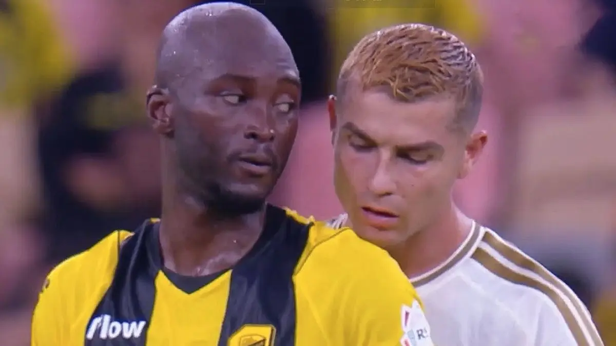 Aksi kocak Cristiano Ronaldo tertangkap kamera intip kertas taktik Danilo Pereira saat Al Nassr kalah 1-2 dari Al Ittihad.