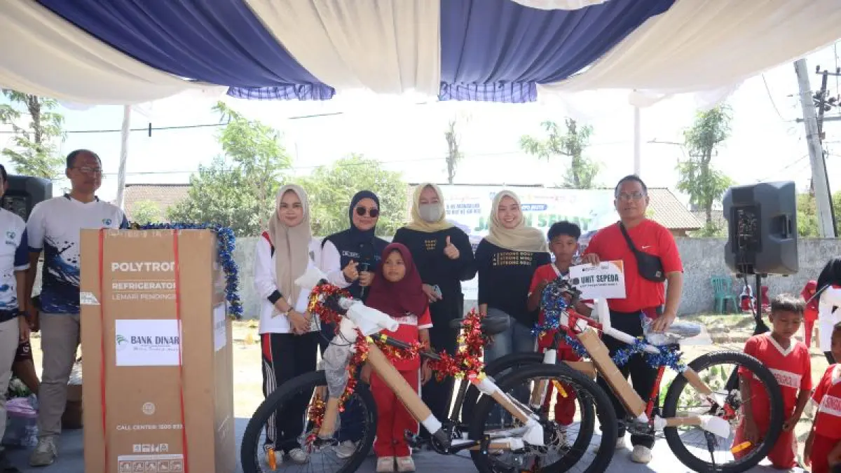 BAGI HADIAH: Direktur RS Mandalika Provinsi NTB, dr Oxy Cahyowahyuni, Sp.EM, FICEP, FISQua (dua dari kiri) bersama pemenang doorprize jalan sehat dalam rangka HUT ke 5 RS Mandalika Provinsi NTB, Sabtu (5/9).