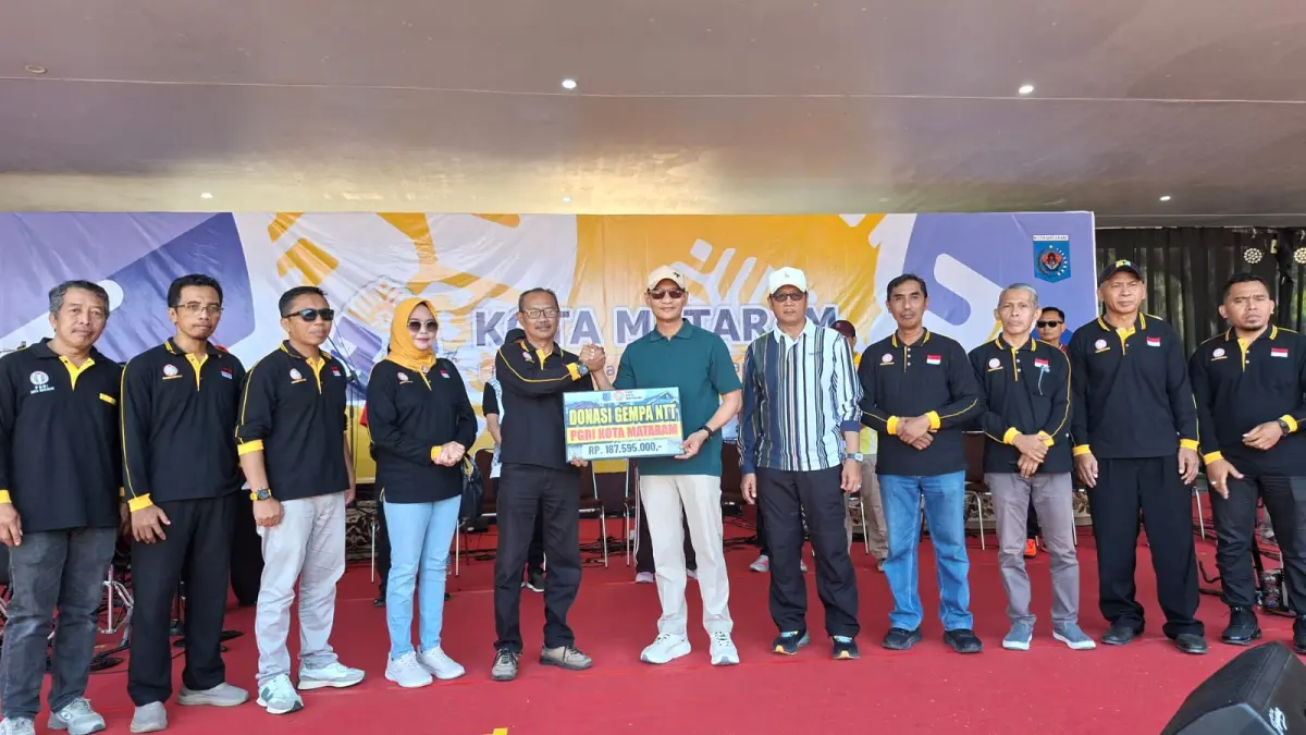 BANTU KORBAN GEMPA: Ketua PGRI Kota Mataram Imam Purwanto (kiri) menyerahkan bantuan secara simbolis untuk korban gempa NTT kepada Wali Kota Mataram, Minggu (6/9). Bantuan ini merupakan bentuk kepedulian sosial seluruh anggota PGRI.