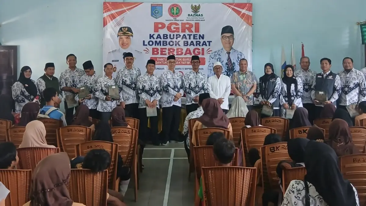 BERBAGI: PGRI Lobar foto bersama usai memberikan bantuan kepada guru mengalami sakit menahun dan sakit berat di Kecamatan Lingsar, pekan lalu.