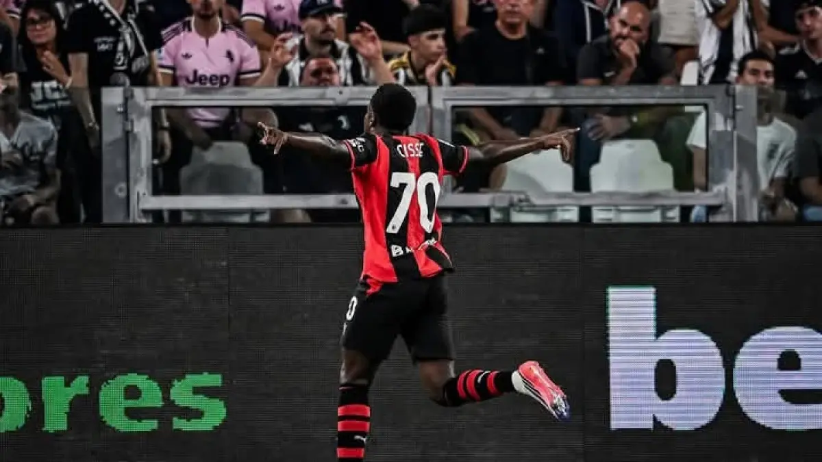 BERBAHAYA: Alphadjo Cisse, pemain muda AC Milan ber selebrasi usai membobol gawang Juventus. (Istimewa) 