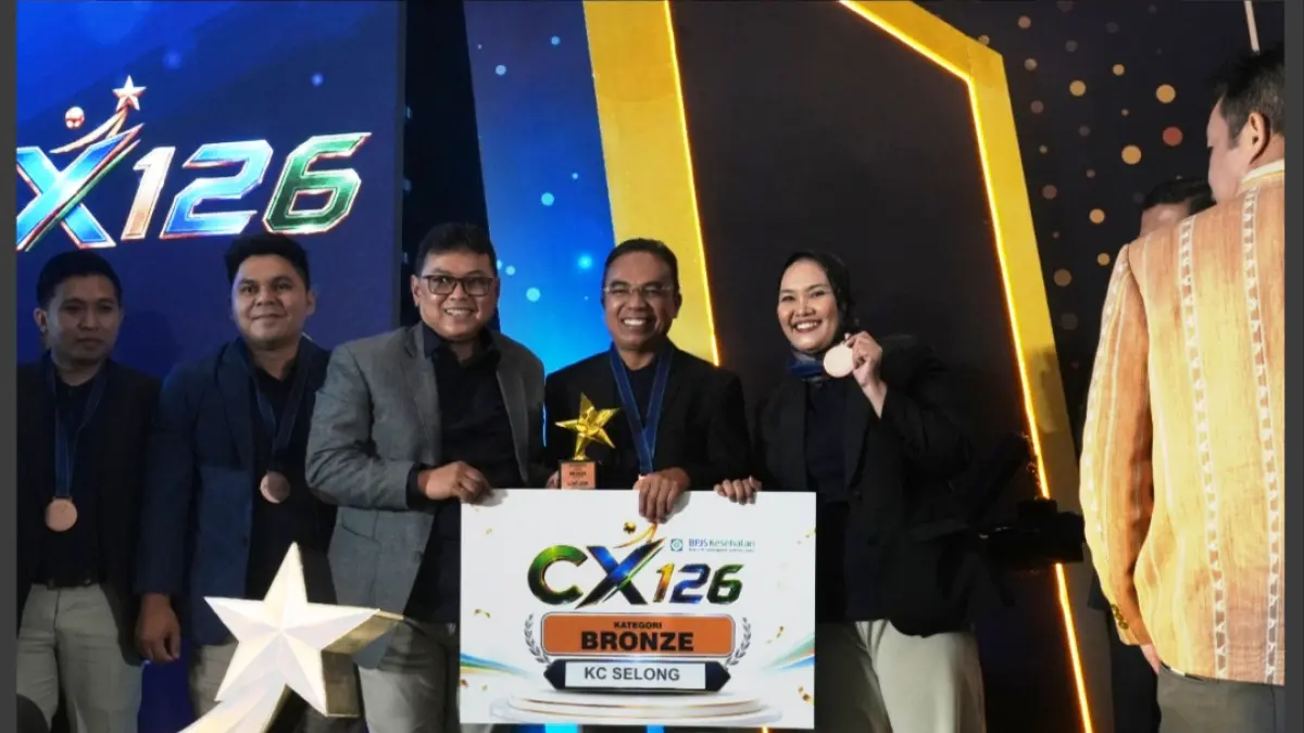 BERPRESTASI: Kepala BPJS Kesehatan  Cabang Selong saat menerima penghargaan 10 kantor cabang terbaik CX126. 