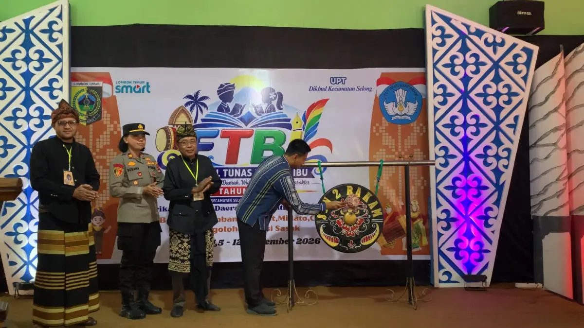 BUKA FTBI : Kepala UPT Dikbud Kecamatan Selong membuka Festival Tunas Bahasa Ibu tingkat Kecamatan Selong, ditandai dengan pemukulan gong.
