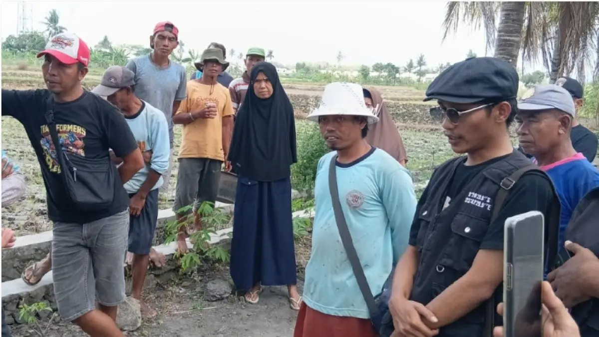 DENGAR PENJELASAN: Beberapa warga minta keterangan terkait kondisi pertanian di wilayah Kavlingan. (NURUL/LOMBOK POST)