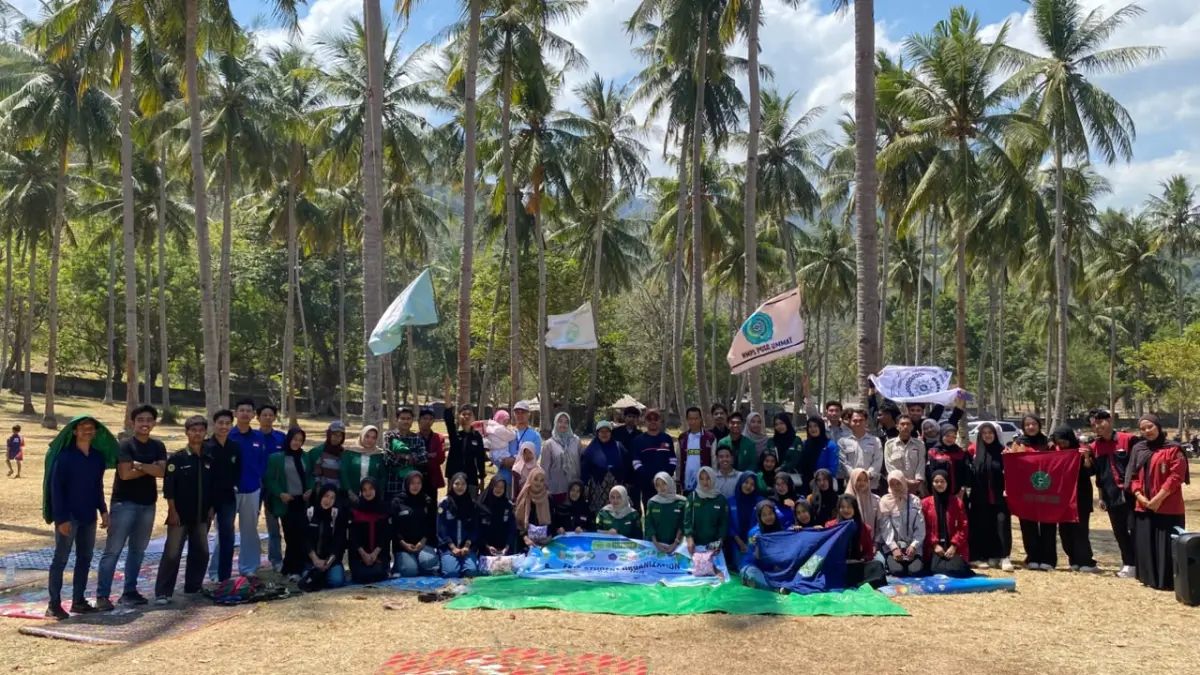 FKIP UMMAT menggelar gathering perdana seluruh organisasi mahasiswa di Pantai Klui, Lombok Utara.