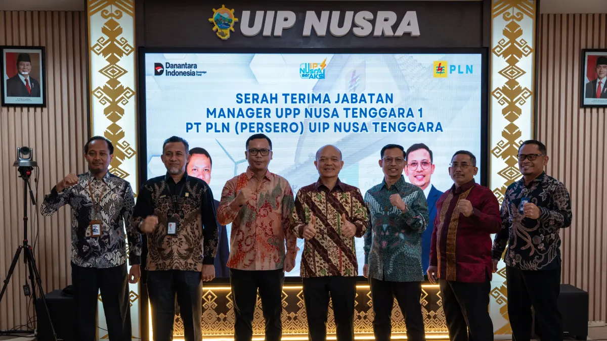 Jajaran manajemen PLN UIP Nusra dan UPP Nusra 1 pada serah terima jabatan manager UPP Nusra 1, Jumat (4/9).