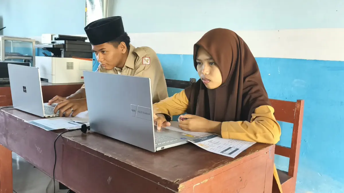 KERJAKAN SOAL: Laela Sahadatul Aini salah satu santriwati MTs Baiturrahim Kabar yang meraih medali emas saat mengerjakan soal Olimpiade Siswa Indonesia (OSI) 2026.