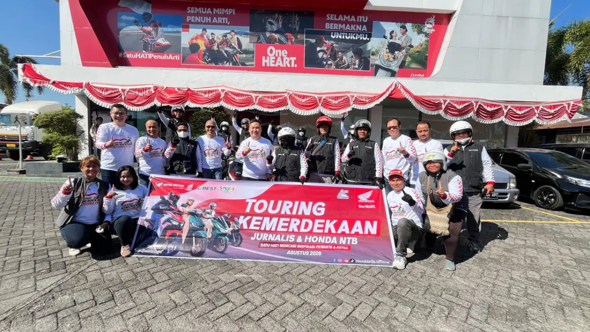 Kompak : Rekan jurnalis dan manajemwn Astra Motor NTB sebelum touring kemerdekaan.