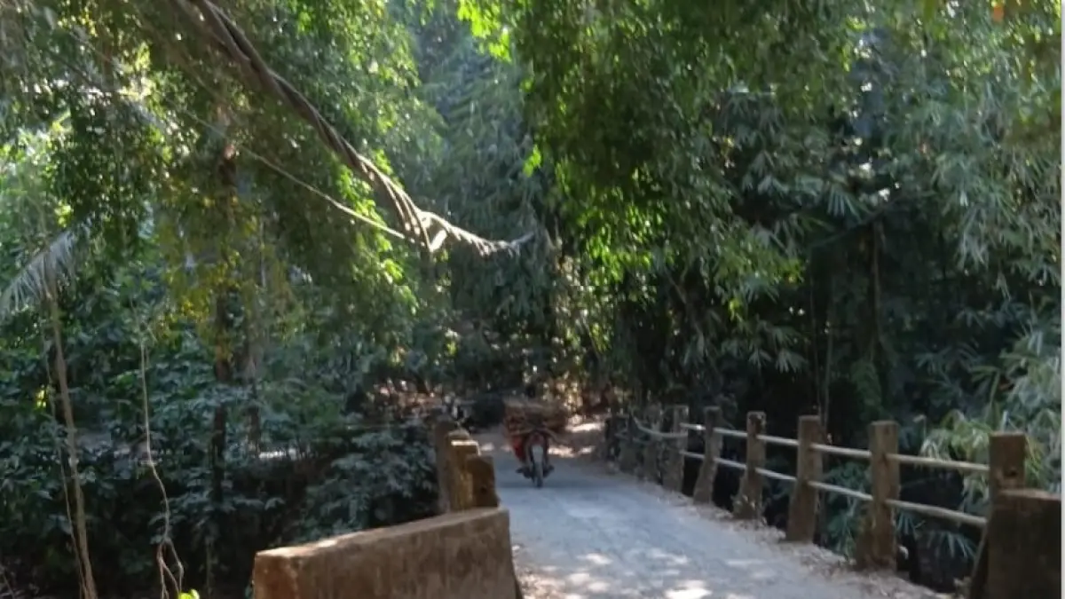 KORBAN JIWA: Jembatan tua ini jadi satu-satunya akses warga keluar masuk Dusun Prabe. (NURUL/LOMBOK POST)