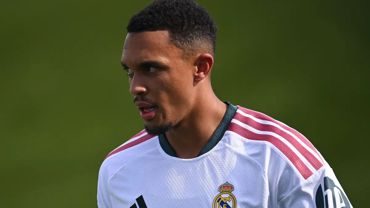 Krisis gelandang Real Madrid, Jose Mourinho siapkan Trent Alexander-Arnold jadi gelandang tengah lawan Inter Milan.
