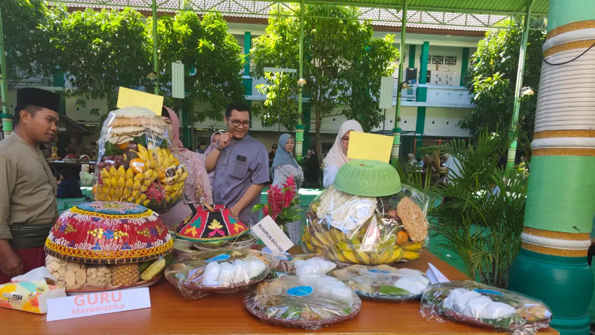 LOMBA DULANG PENAMAT: Pihak BBPOM di Mataram bersama komite melakukan penilaian pada lomba dulang penamat memperingati Maulid Nabi di MAN 1 Mataram, Sabtu (5/9).