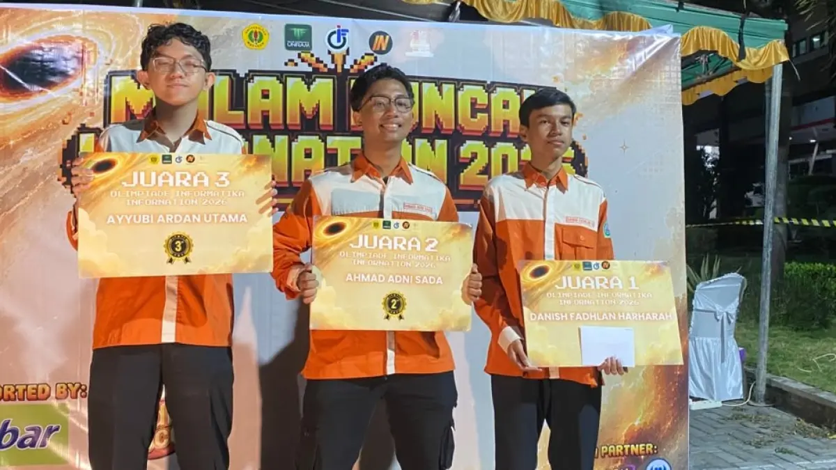 MEMBANGGAKAN: Tiga siswa MAN 2 Mataram menyapu bersih Juara I, II, dan III Olimpiade Informatika 2026 se-Pulau Lombok yang digelar Fakultas Teknik Unram, belum lama ini.

